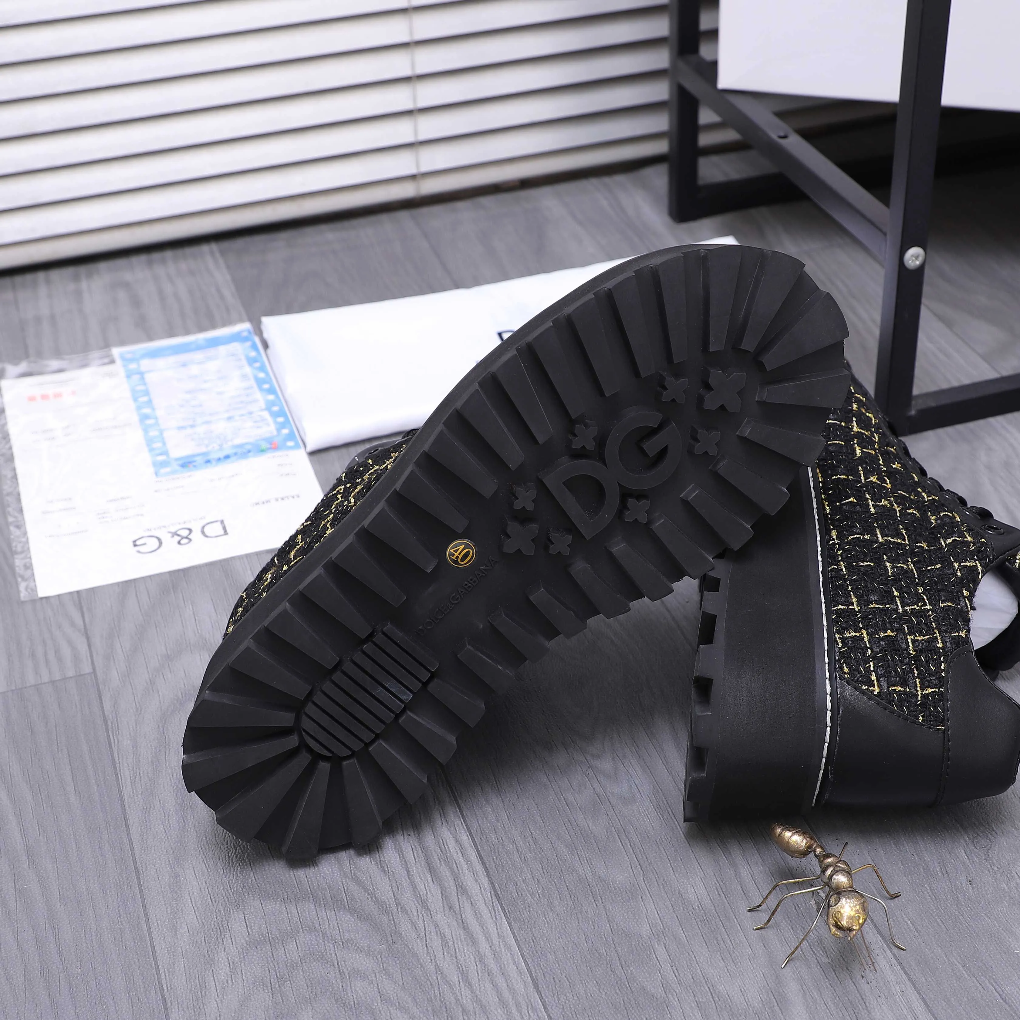 Men's shoes 💰442 Product trademark: DG (Dolce & Gabbana) casual shoes for couples. Regular size: 36-46 (45.46 is custom-made and non-returnable). Product material: Selected terry stitching cowhide upper, leather lining, cowhide insole, non-slip rubber outsole